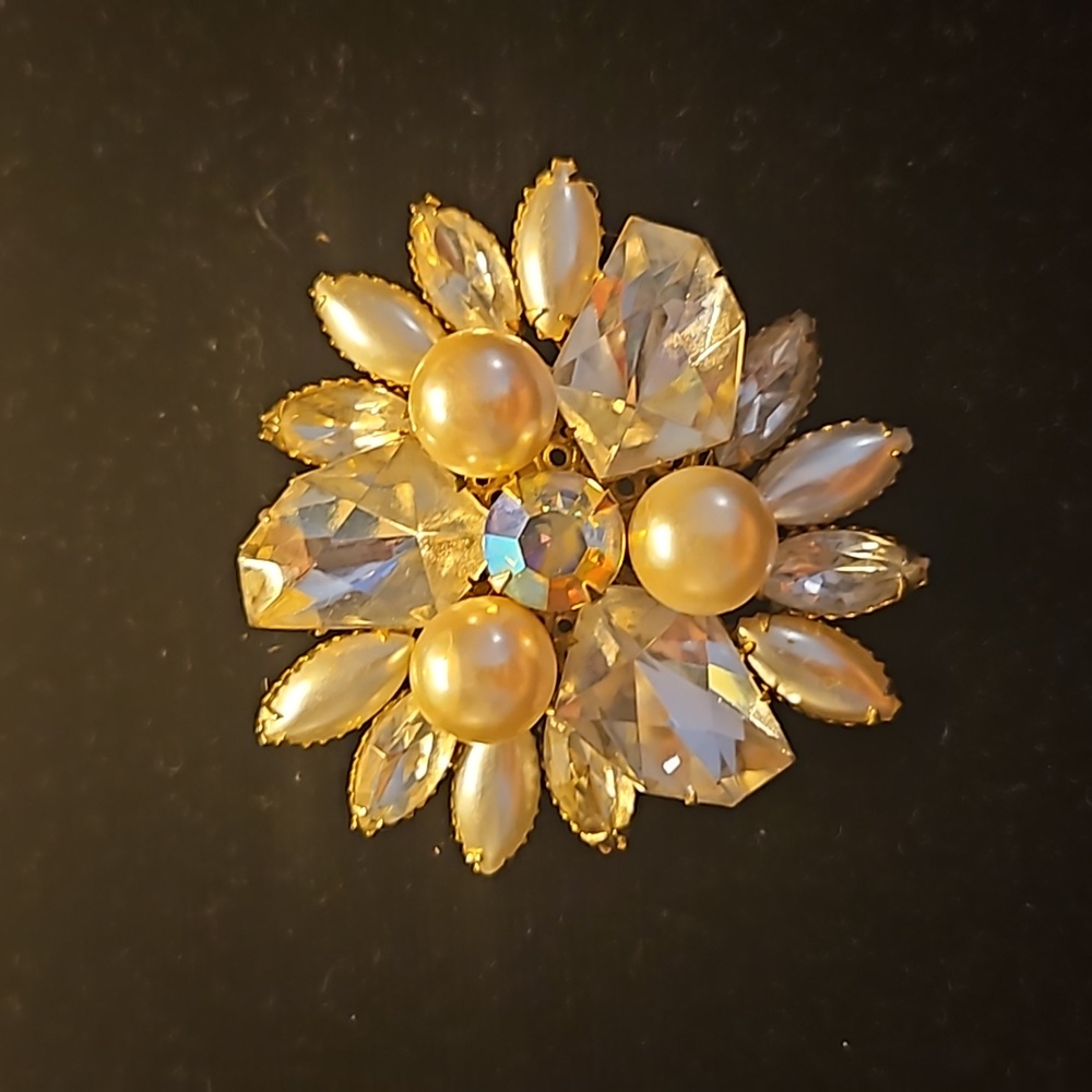 Beautiful Vintage Judy Lee Broach